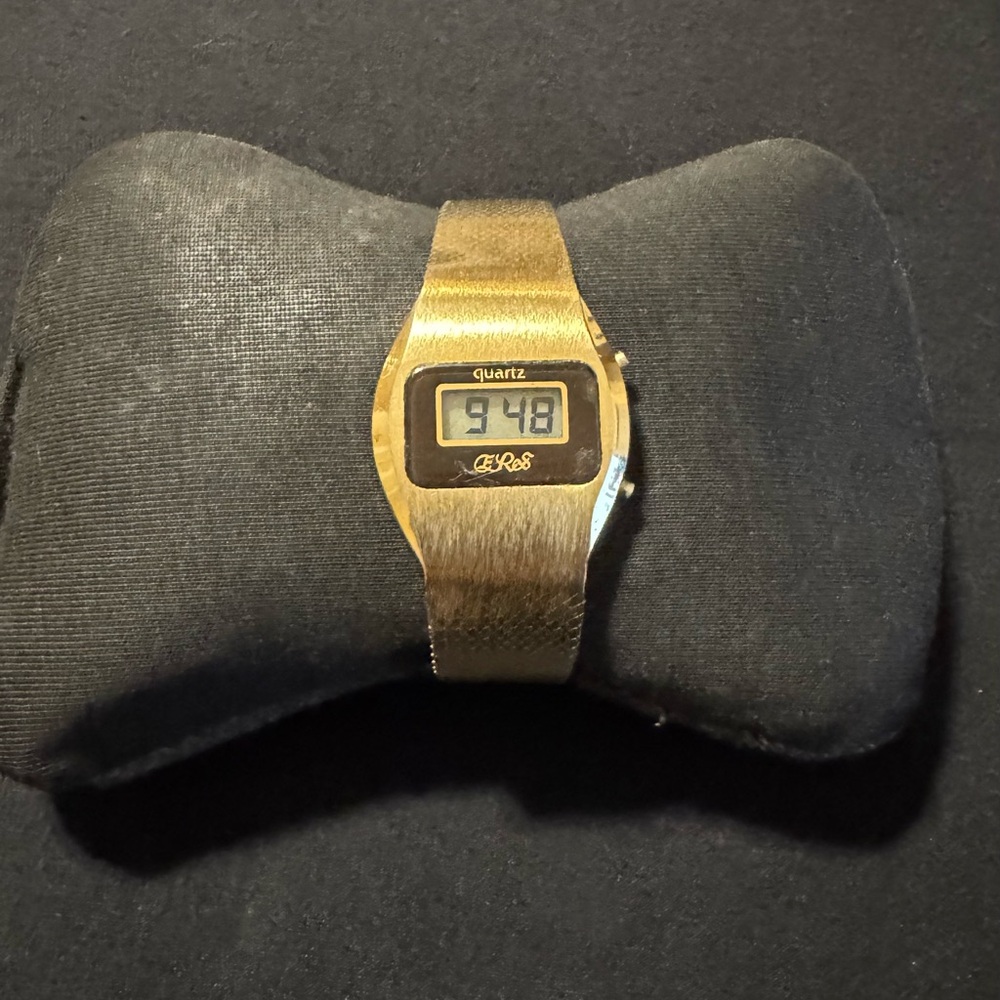 Nice Fashion 1980s LCD Watch